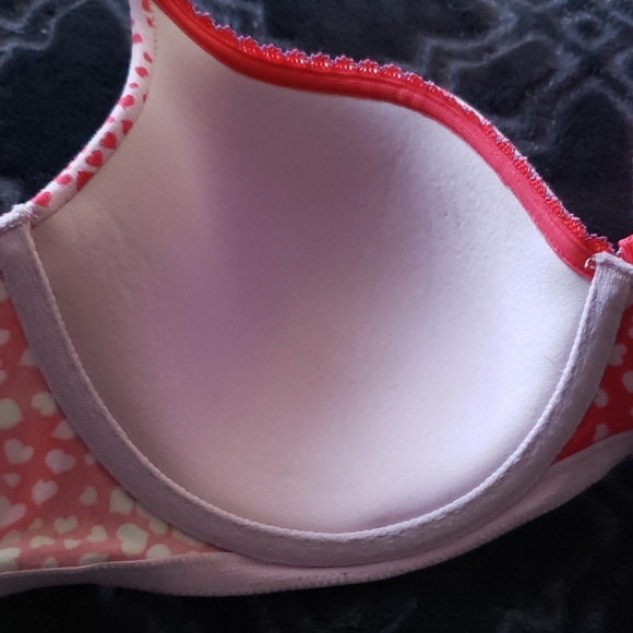Victoria's Secret Valentine's Day Bra - Picture 7 of 9